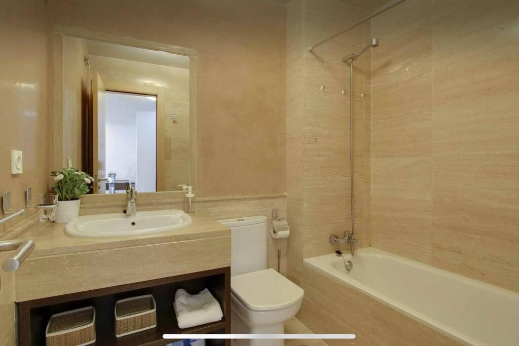 Pacifico P4 - Bonito Apartamento Con Piscina & Parking, Playa A 100 Metros Daire Málaga Dış mekan fotoğraf